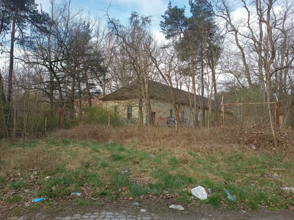 Dziś społeczne sprzątanie terenów przy żarskich koszarach fot. K.Gonera