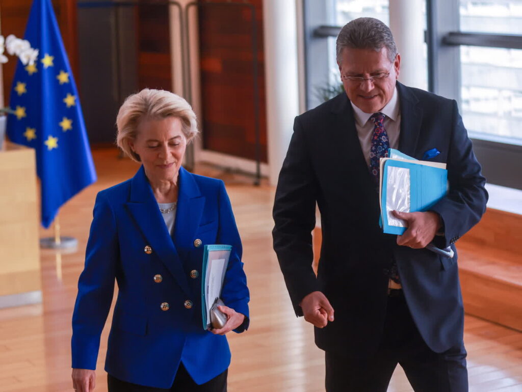 Kraje UE poparły cła odwetowe na USA 2 Spotkanie Komisji Europejskiej. Na zdjęciu Ursula von der Leyen i Maros Sefcovic (PAP/EPA/OLIVIER HOSLET)