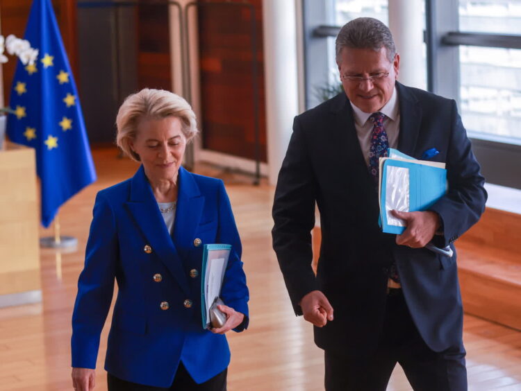 Kraje UE poparły cła odwetowe na USA 9 Spotkanie Komisji Europejskiej. Na zdjęciu Ursula von der Leyen i Maros Sefcovic (PAP/EPA/OLIVIER HOSLET)