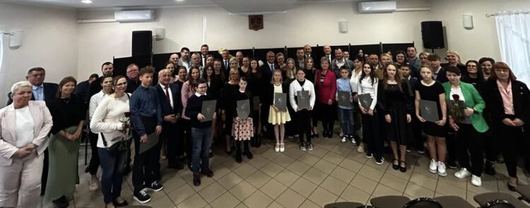 Nagrody dla uzdolnionej młodzieży z Dąbia 9 fot. UG Dąbie