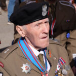 Weteran Józef Czesław Skrzynecki podczas uroczystości odsłonięcia tablicy upamiętniającej wyzwolenie Bolonii przez 2. Korpus Polski na placu Neptuna w Bolonii. PAP/Albert Zawada