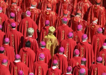 Kardynałowie na Placu św. Piotra. Fot. PAP/EPA/RICCARDO ANTIMIANI