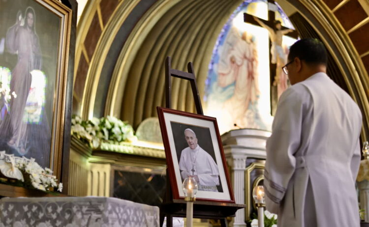 Zmarł papież Franciszek (PAP/EPA/FRANCIS R. MALASIG)