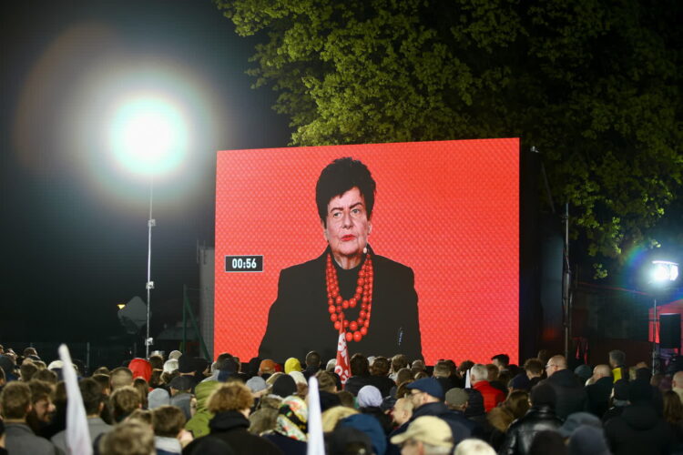Publiczność zgromadzona przed halą w Końskich (PAP/Adam Kumorowicz)