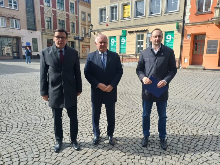 Konferencja prasowa PiS w Zielonej Górze. Od lewej: Marek Ast, Władysław Dajczak i Grzegorz Maćkowiak (fot. Piotr Bakselerowicz)