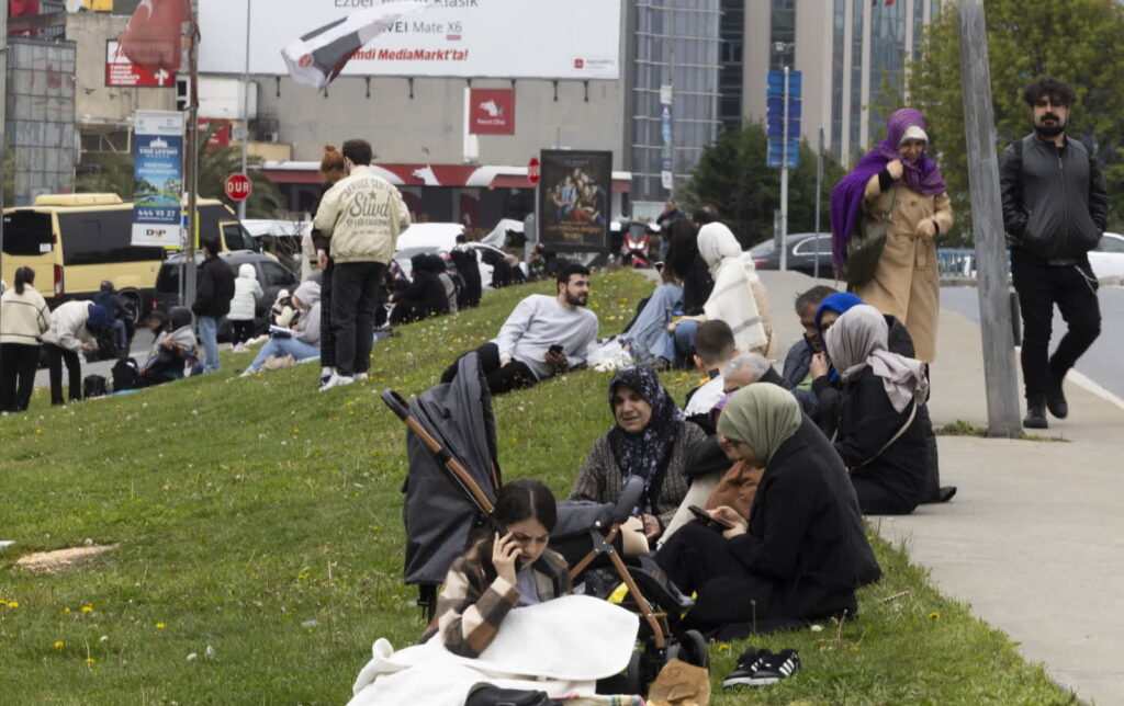 Po trzęsieniu ziemi w Stambule (PAP/EPA/TOLGA BOZOGLU)