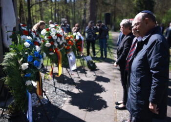Obchody 80. rocznicy wyzwolenia nazistowskiego obozu Bergen-Belsen (PAP/EPA/CLEMENS BILAN)