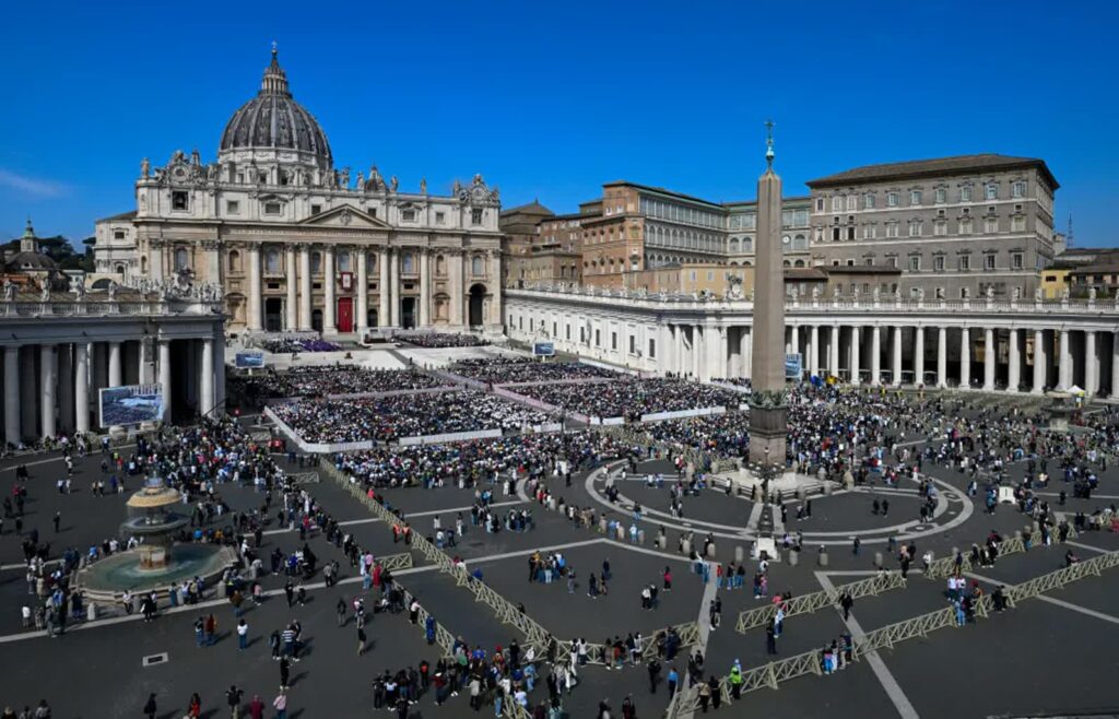 Plac Świętego Piotra zostanie zamknięty do czasu uroczystości pogrzebowych. Władze wydały alert 3 Plac świętego Piotra w Watykanie, fot. PAP/Darek Delmanowicz