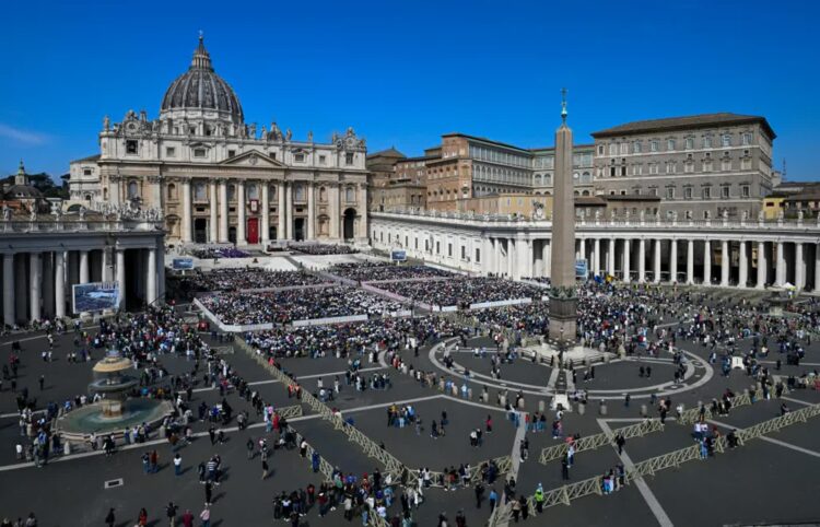 Plac świętego Piotra w Watykanie, fot. PAP/Darek Delmanowicz