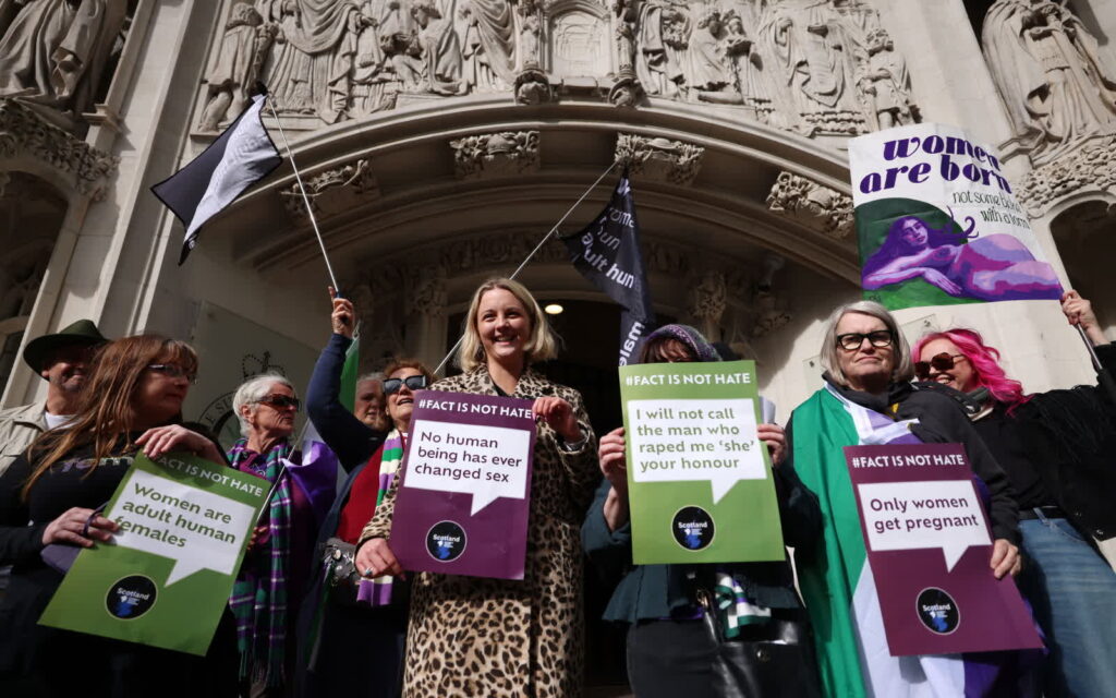 Radość po wyroku Sądu Najwyższego. Fot. PAP/EPA/ANDY RAIN