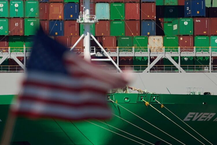 Ekonomista o wpływie wojny celnej na polskich konsumentów 9 Transport towarów do USA - zdj. ilustracyjne (PAP/EPA/ALLISON DINNER)