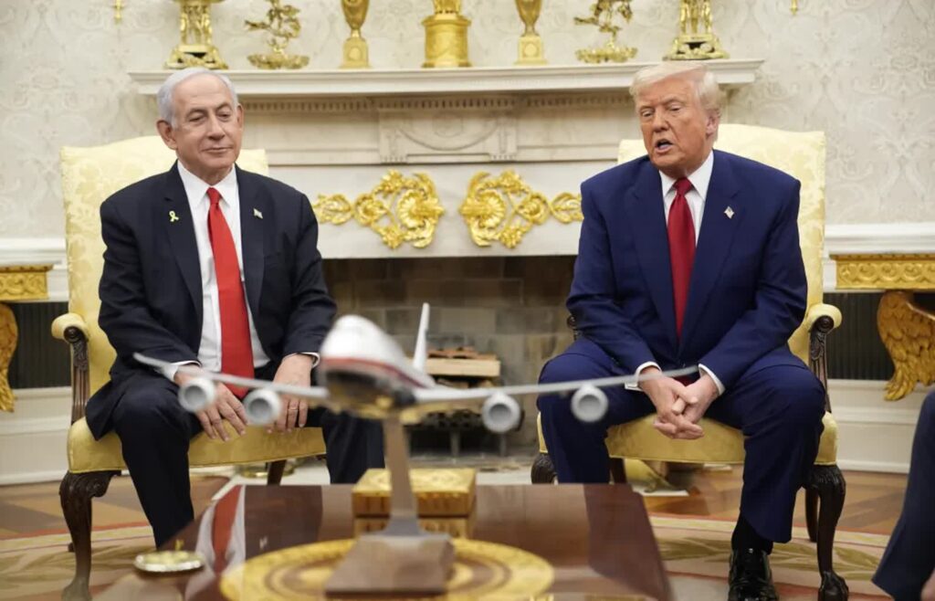 Benjamin Netanjahu i Donald Trump w Białym Domu. Fot. PAP/EPA/YURI GRIPAS / POOL