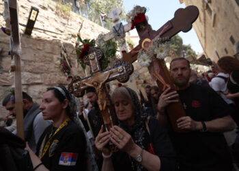 Droga Krzyżowa ulicami Jerozolimy. Fot. PAP/EPA/ATEF SAFADI