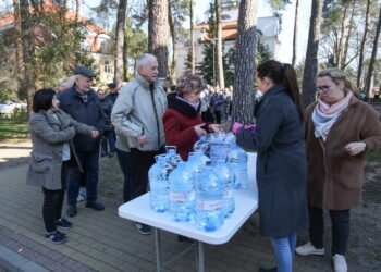 Rozdawanie wody butelkowanej w Otwocku, fot. PAP/Rafał Guz
