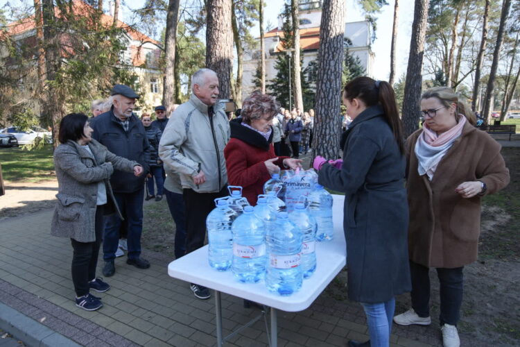 Rozdawanie wody butelkowanej w Otwocku, fot. PAP/Rafał Guz