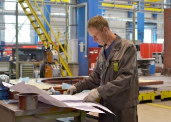 Praca w fabryce - zdj. ilustracyjne (pixabay)