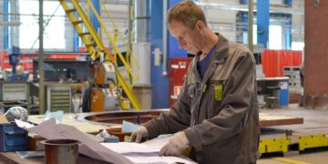 Praca w fabryce - zdj. ilustracyjne (pixabay)