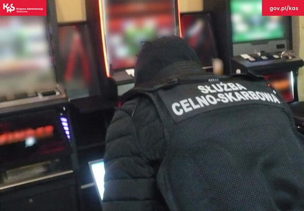 Funkcjonariusz Krajowej Administracji Skarbowej w trakcie jednej z akcji (IAS Zielona Góra)