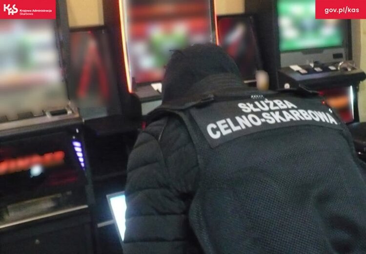 Funkcjonariusz Krajowej Administracji Skarbowej w trakcie jednej z akcji (IAS Zielona Góra)