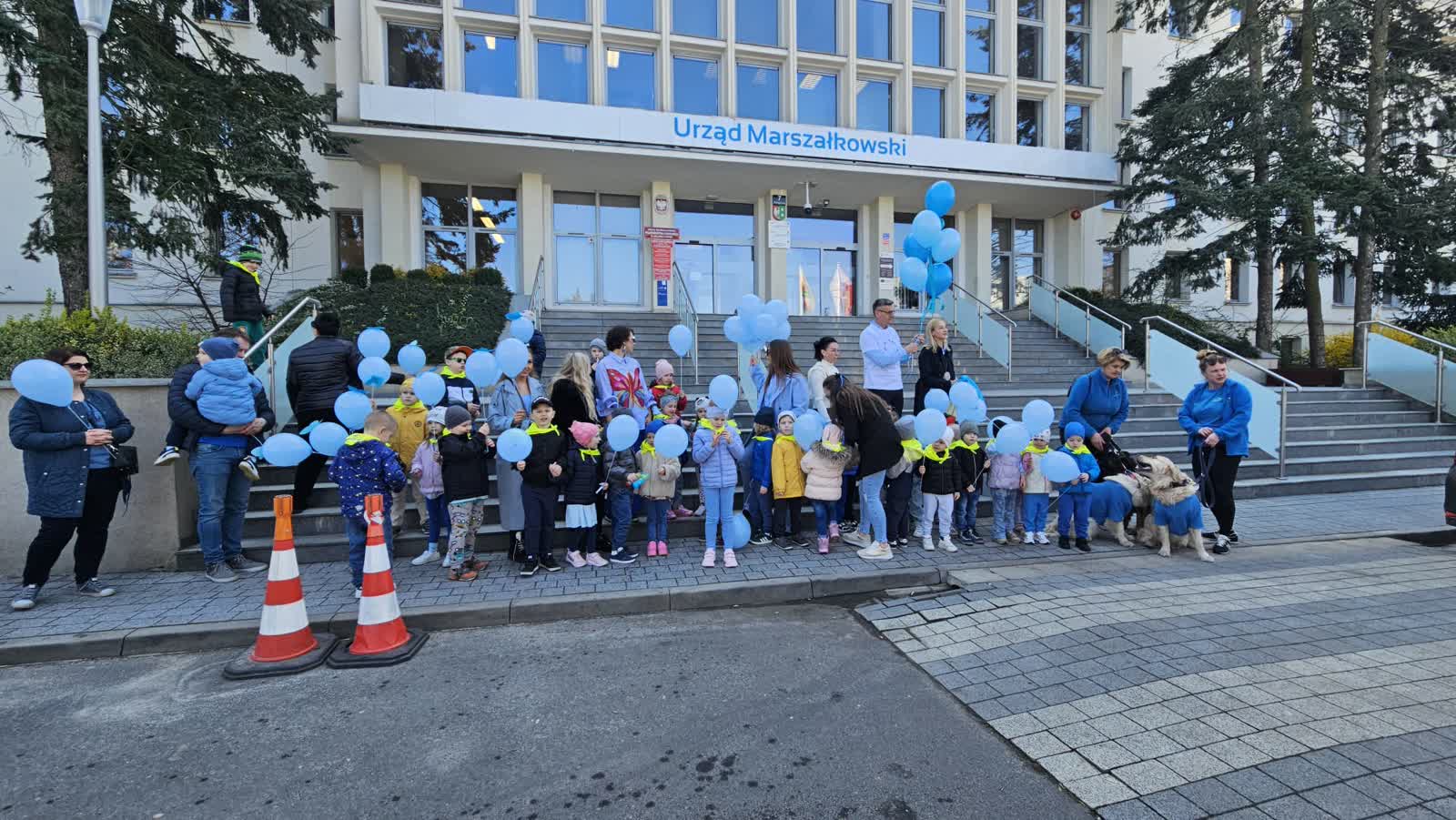 Światowy Dzień Świadomości Autyzmu. Przedszkolaki odwiedziły zielonogórskie urzędy Radio Zachód - Lubuskie