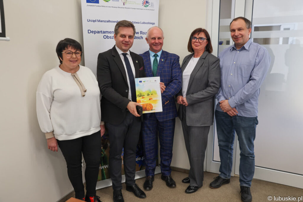 Podpisanie umów na dofinansowania z Programu Rozwoju Obszarów Wiejskich na lata 2014-20 (mat. prasowe)