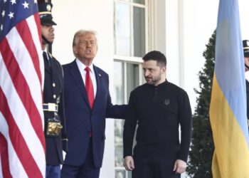 Donald Trump i Wołodymyr Zełenski podczas spotkania w lutym w Białym Domu Fot. JIM LO SCALZO/POOL/PAP/EPA