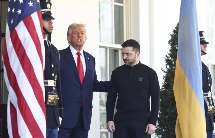 Donald Trump i Wołodymyr Zełenski podczas spotkania w lutym w Białym Domu Fot. JIM LO SCALZO/POOL/PAP/EPA