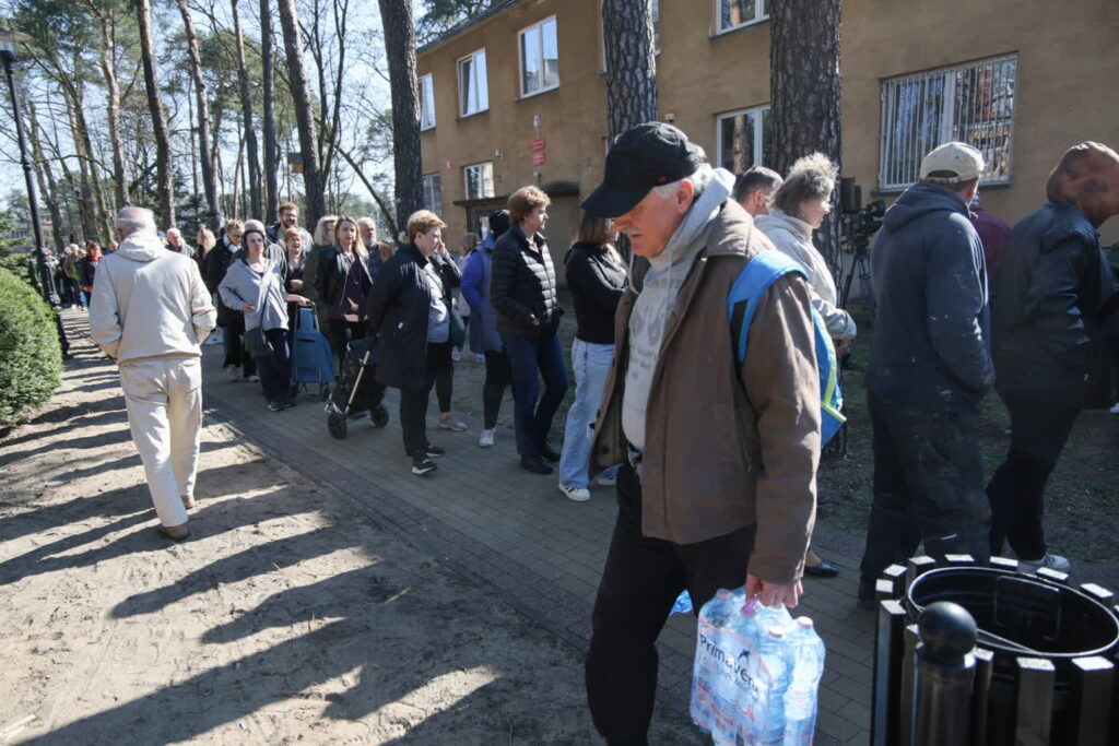 Awaria wodociągu w Otwocku. Fot. PAP/Rafał Guz