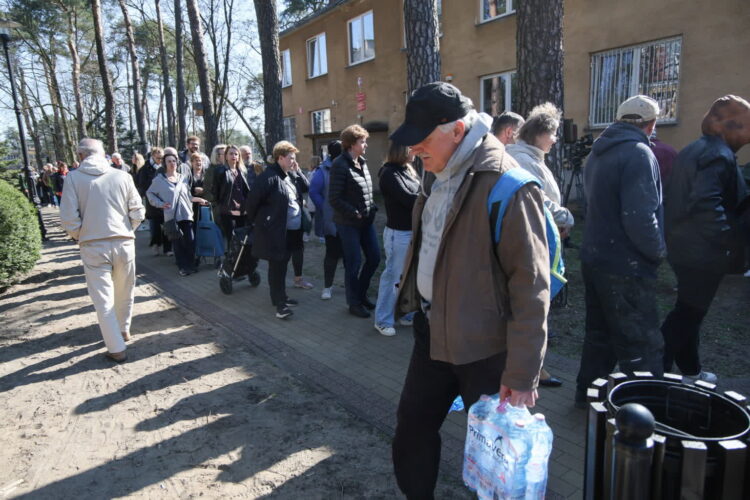 Awaria wodociągu w Otwocku. Fot. PAP/Rafał Guz