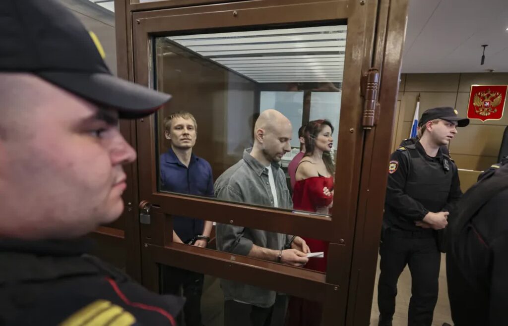 Rosyjscy dziennikarze Konstantin Gabow, Antonina Faworska, Artiom Kriger i Siergiej Karelin. Fot. PAP/EPA/YURI KOCHETKOV