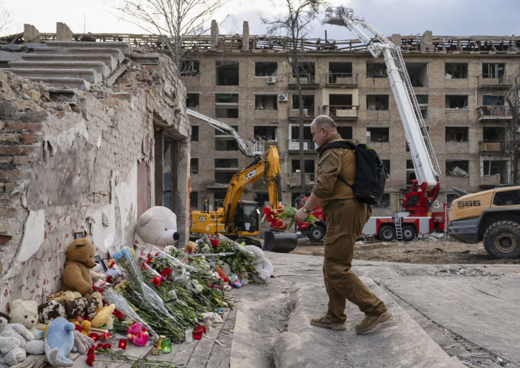 Mieszkańcy Kijowa oddają hołd ofiarom rosyjskiego ataku (PAP/EPA/STRINGER)