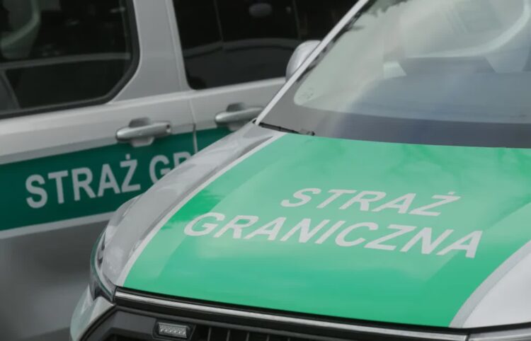 Ciało znalezione w rzece. Straż Graniczna nie wyklucza, że to zwłoki jednego z migrantów 9 Pojazdy straży granicznej. Fot. PAP/Tomasz Waszczuk