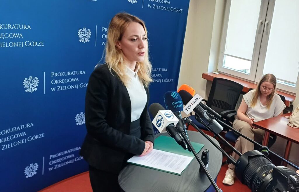 Poseł Łukasz Mejza oskarżony o 11 przestępstw - konferencja w prokuraturze (fot. Piotr Bakselerowicz)