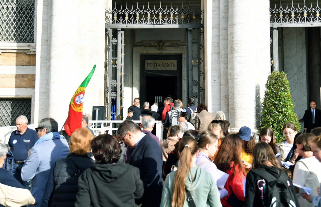 Kolejka do grobu zmarłego papieża Franciszka (PAP/EPA/FABIO CIMAGLIA)