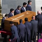 Trumna z ciałem papieża. Fot. PAP/EPA/ETTORE FERRARI