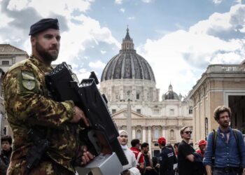 Żołnierz włoskiej armii w Watykanie. Fot. PAP/EPA/GIUSEPPE LAMI