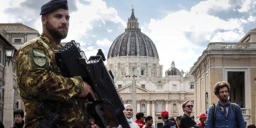 Żołnierz włoskiej armii w Watykanie. Fot. PAP/EPA/GIUSEPPE LAMI