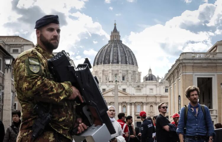 Pogrzeb papieża Franciszka. Nadzwyczajne środki bezpieczeństwa w Rzymie 9 Żołnierz włoskiej armii w Watykanie. Fot. PAP/EPA/GIUSEPPE LAMI