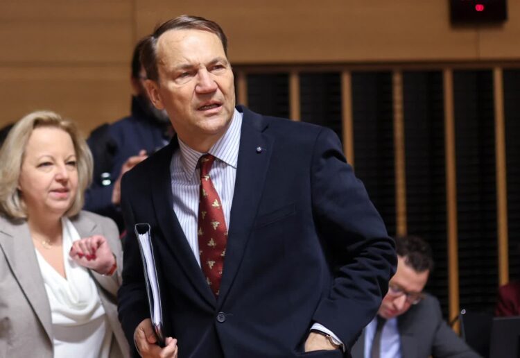 Radosław Sikorski w Brukseli (PAP/EPA/OLIVIER HOSLET)
