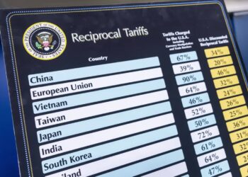 Wykresy przedstawiające amerykańskie cła. Fot. PAP/EPA/SHAWN THEW