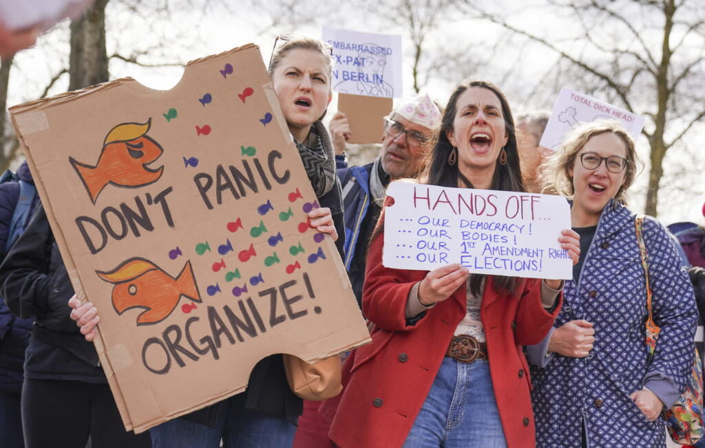 Antyamerykańskie protesty w Niemczech po nałożeniu ceł przez Donalda Trumpa (PAP/EPA/ELLEN KALLSCHEUER)