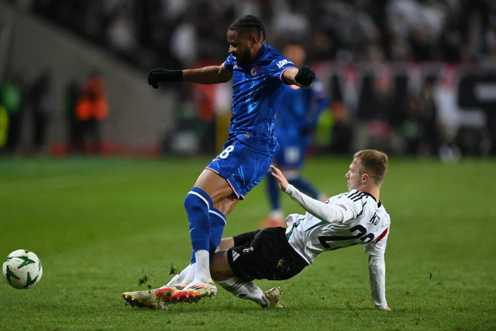 Legia zaskoczyła w pierwszej połowie z Chelsea. Potem płacz i zgrzytanie zębów 1 Patryk Kun i Christopher Nkunku. Fot. PAP/Piotr Nowak