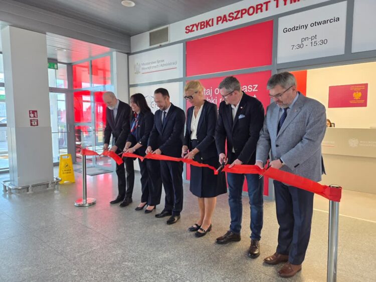 Na lotnisku Ławica otwarto punkt wydawania paszportów tymczasowych 9 Fot. Port Lotniczy Poznań-Ławica im. Henryka Wieniawskiego/FB