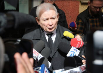 Jarosław Kaczyński po przesłuchaniu ws. śmierci Barbary Skrzypek (PAP/Rafał Guz)