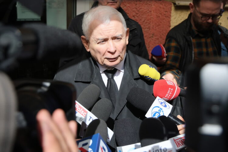 Jarosław Kaczyński po przesłuchaniu ws. śmierci Barbary Skrzypek (PAP/Rafał Guz)