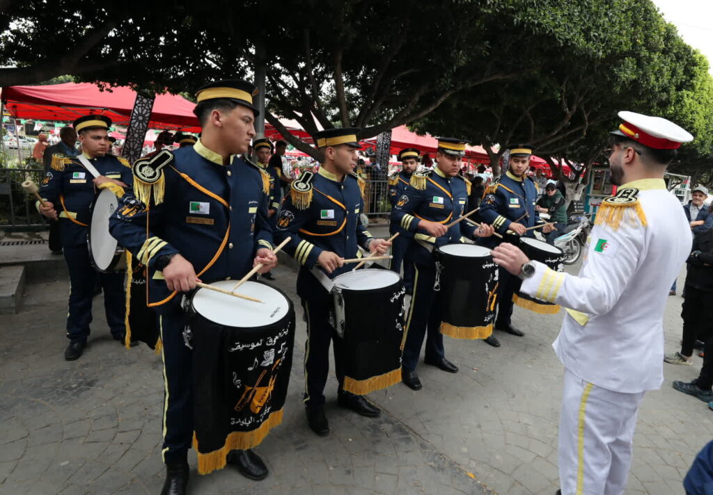 Algieria wydala pracowników francuskiej ambasady 1 Festiwal Kwiatów i Roślin na ulicach Blidy w Algierii (PAP/EPA/MOHAMED MESSARA)