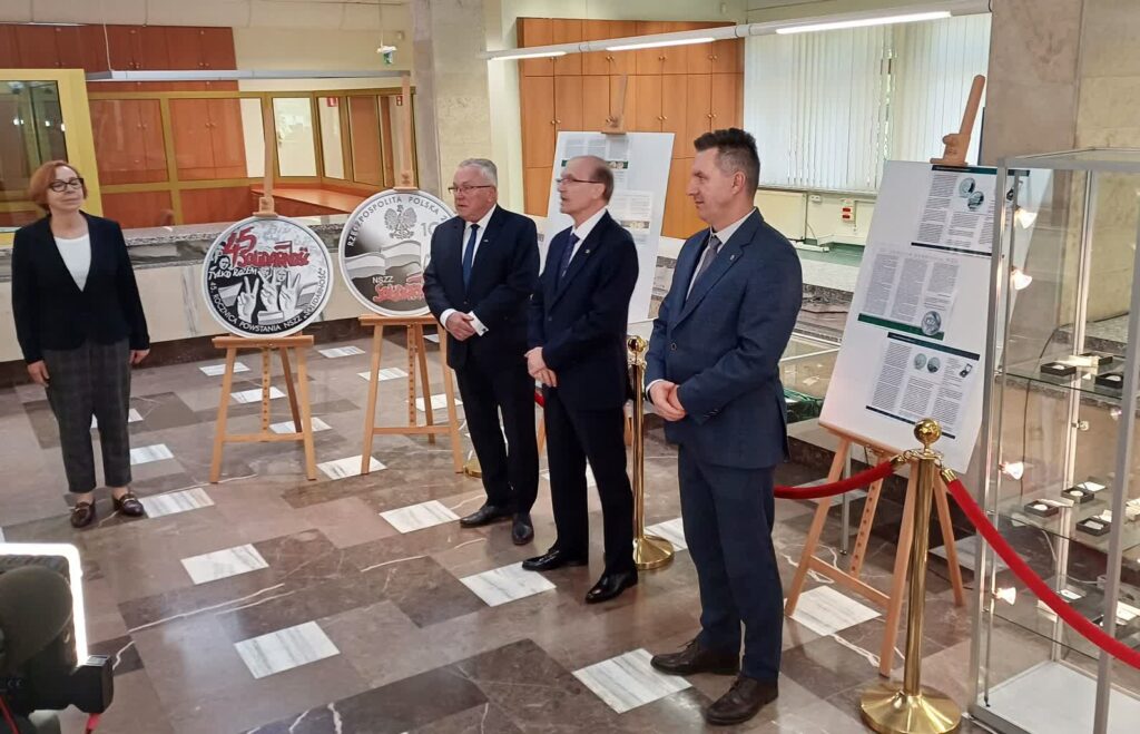 NBP w Zielonej Górze. Otwarcie wystawy i prezentacja monety na 45. rocznicę powstania "Solidarności" (fot. Piotr Bakselerowicz)