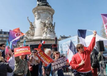 Demonstracja w Paryżu. Fot. PAP/EPA/SADAK SOUICI