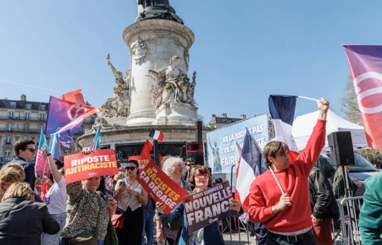 Demonstracja w Paryżu. Fot. PAP/EPA/SADAK SOUICI