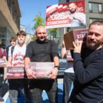 Krzysztof Stanowski przed siedzibą Państwowej Komisji Wyborczej w Warszawie, fot. PAP/Leszek Szymański